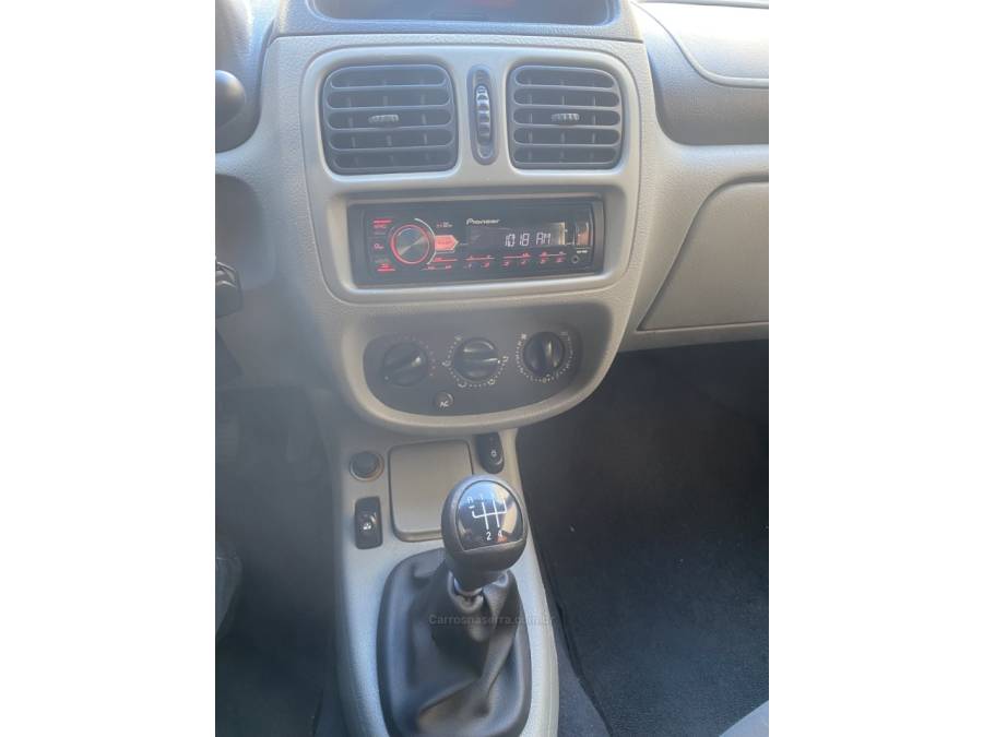 RENAULT - CLIO - 2004/2004 - Prata - R$ 19.900,00