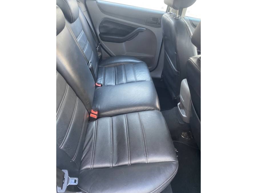 FORD - FOCUS - 2011/2012 - Preta - R$ 42.900,00