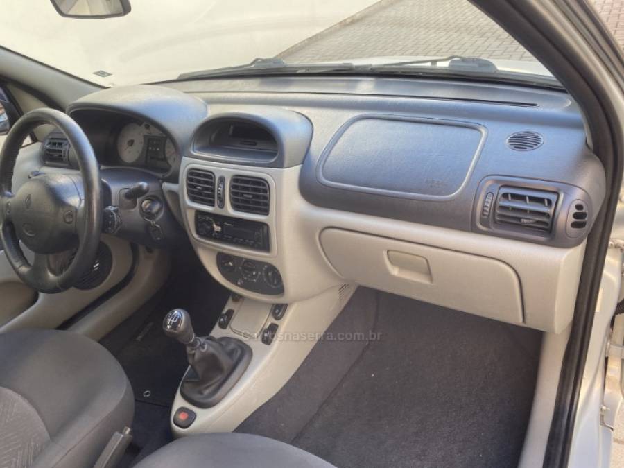 RENAULT - CLIO - 2004/2004 - Prata - R$ 19.900,00