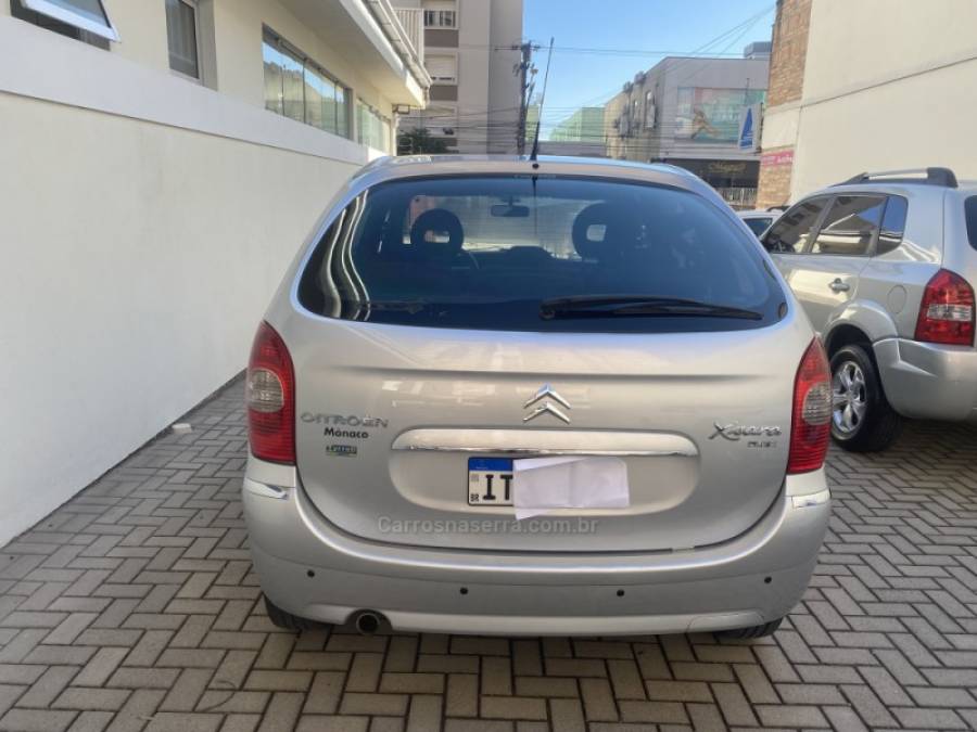 CITROËN - XSARA PICASSO - 2011/2012 - Prata - R$ 23.900,00