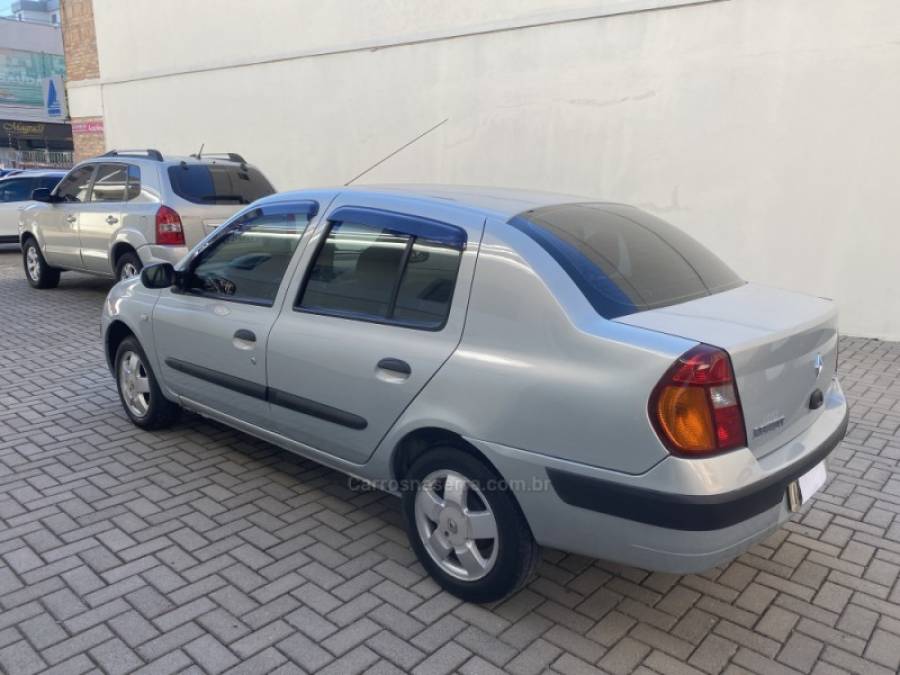 RENAULT - CLIO - 2004/2004 - Prata - R$ 19.900,00